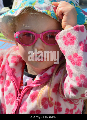 Cute little baby girl rose cool lunettes de soleil faire super modèle pose Banque D'Images