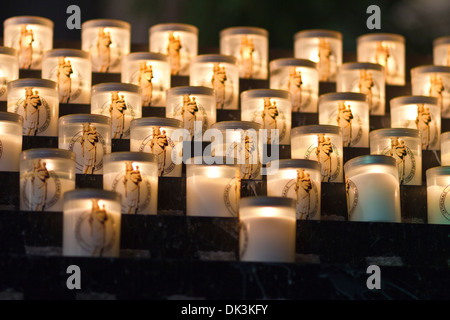 Bougies allumées dans Notre Dame - allumé des bougies dans Notre Dame de Paris pour la prière ou un mémorial Banque D'Images
