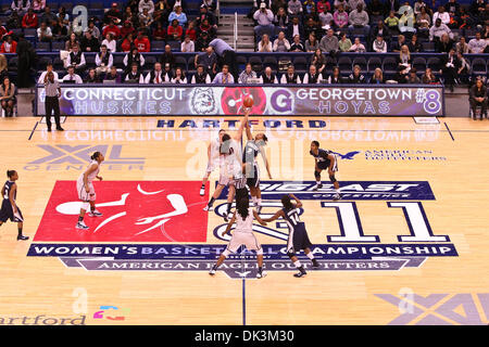 6 mars 2011 - Hartford, Connecticut, États-Unis d'Amérique - tip-off pour commencer le jeu entre le Connecticut Huskies et le Georgetown Hoyas au XL Center à Hartford dans le Connecticut. New York battu Georgetown 59 - 43 (Crédit Image : © Mark Fort/global/ZUMAPRESS.com) Southcreek Banque D'Images