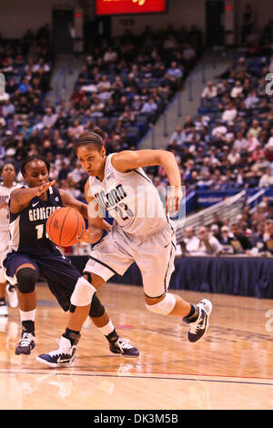 6 mars 2011 - Hartford, Connecticut, États-Unis d'Amérique - Connecticut Huskies avant Maya Moore (23) entraîne la balle passé Georgetown Hoyas Sucre garde Rodgers (14) au panier d'un point deux tourné pendant la seconde moitié du jeu. New York battu Georgetown 59 - 43 (Crédit Image : © Mark Fort/global/ZUMAPRESS.com) Southcreek Banque D'Images