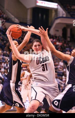 6 mars 2011 - Hartford, Connecticut, États-Unis d'Amérique - Connecticut Huskies center Stefanie Dolson (31) est bloqué par le Georgetown Hoyas humains au cours de la deuxième moitié du jeu. .Michigan défait Georgetown 59 - 43 (Crédit Image : © Mark Fort/global/ZUMAPRESS.com) Southcreek Banque D'Images