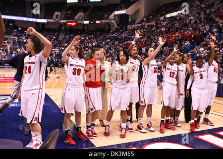 6 mars 2011 - Hartford, Connecticut, États-Unis d'Amérique - l'équipe de Rutgers Scarlet Knights courbes à leurs fans après avoir vaincu le Marquette Golden Eagles 68 - 62. (Crédit Image : © Mark Fort/global/ZUMAPRESS.com) Southcreek Banque D'Images