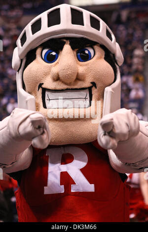 6 mars 2011 - Hartford, Connecticut, États-Unis d'Amérique - la mascotte la Rutgers Scarlet Knight célèbre après le match où défait Rutgers Marquette 68 - 62. (Crédit Image : © Mark Fort/global/ZUMAPRESS.com) Southcreek Banque D'Images