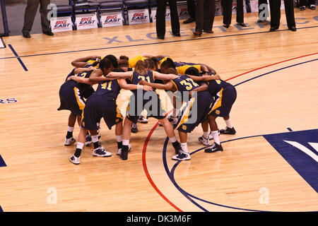 6 mars 2011 - Hartford, Connecticut, États-Unis d'Amérique - Marquette Golden Eagles prépare mentalement l'équipe avant le match contre le Rutgers Scarlet Knights. Battu Rutgers Marquette 68 - 62. (Crédit Image : © Mark Fort/global/ZUMAPRESS.com) Southcreek Banque D'Images