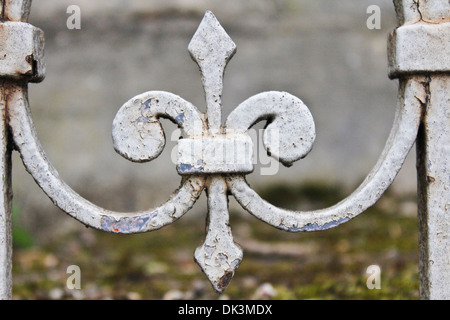 Fleur de lis en français cimetière - Fer forgé Fleur-de-Lis dans Pere-Lachaise Cemetery, Paris Banque D'Images