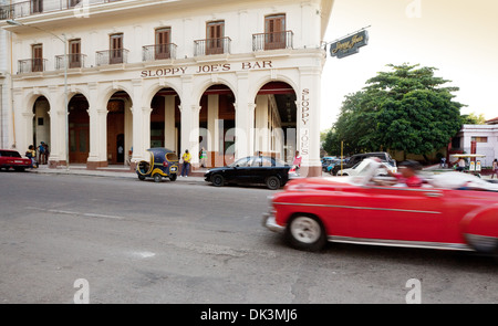 Une vieille voiture américaine passe Sloppy Joe's Bar, La Havane Cuba, Caraïbes Banque D'Images