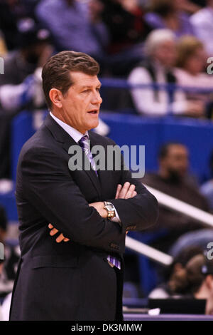 8 mars 2011 - Hartford, Connecticut, États-Unis d'Amérique - Connecticut Huskies Geno Auriemma entraîneur-chef regarde son équipe augmente leur avance sur la Rutgers Scarlet Knights. Connecticut défait 75 Rutgers - 51. (Crédit Image : © Mark Fort/global/ZUMAPRESS.com) Southcreek Banque D'Images