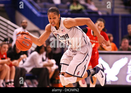 8 mars 2011 - Hartford, Connecticut, États-Unis d'Amérique - dans une échappée jouer Connecticut Huskies avant Maya Moore (23) entraîne la balle au panier pour un point dans le deux layup semi-embout match contre les chevaliers écarlates Rutgers. Connecticut défait 75 Rutgers - 51. (Crédit Image : © Mark Fort/global/ZUMAPRESS.com) Southcreek Banque D'Images