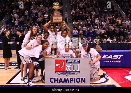 8 mars 2011 - Hartford, Connecticut, États-Unis d'Amérique - Le Connecticut Huskies défait Notre Dame Fighting Irish par un score de 73 - 64 pour gagner le championnat de basket-ball de NCAA Tournoi Big East. (Crédit Image : © Mark Fort/global/ZUMAPRESS.com) Southcreek Banque D'Images