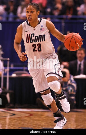 Mar. 9, 2011 - Hartford, Connecticut, États-Unis d'Amérique - en une pause loin jouer Connecticut Huskies avant Maya Moore (23) entraîne la balle au tribunal au cours de la seconde moitié du match entre la Cathédrale Notre Dame Fighting Irish et le Connecticut Huskies. Washington à l'encontre de Notre Dame 73 - 64. (Crédit Image : © Mark Fort/global/ZUMAPRESS.com) Southcreek Banque D'Images