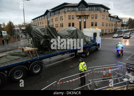 Glasgow, Ecosse. 2e décembre 2013. Escorte policière, un camion transportant de l'hélicoptère de la police Le Clutha bar où il s'est écrasé vendredi dernier à Glasgow, en Écosse. Un neuvième corps a été retrouvé dans l'épave du Clutha pub, qui a été détruit lorsqu'un hélicoptère de police s'est écrasée sur le toit de ce vendredi soir. Crédit : Sam Kovak/Alamy Live News Banque D'Images