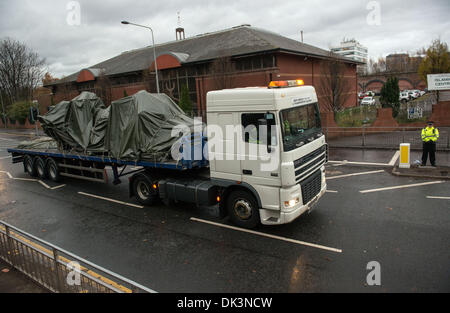 Glasgow, Ecosse. 2e décembre 2013. Escorte policière, un camion transportant de l'hélicoptère de la police Le Clutha bar où il s'est écrasé vendredi dernier à Glasgow, en Écosse. Un neuvième corps a été retrouvé dans l'épave du Clutha pub, qui a été détruit lorsqu'un hélicoptère de police s'est écrasée sur le toit de ce vendredi soir. Crédit : Sam Kovak/Alamy Live News Banque D'Images