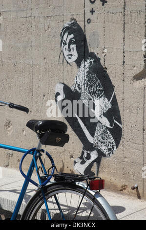 Berlin-Mitte, Allemagne. 22nd mai 2009. Une peinture d'une jeune fille accroupie est photographiée derrière un vélo au mur, de sorte qu'il semble qu'elle était assise sur le vélo de l'ancien bunker dans la Reinhardtstrasse à Berlin-Mitte, en Allemagne, le 22 mai 2009. Fotoarchiv für Zeitgeschichte - ATTENTION! AUCUN SERVICE DE VIREMENT -/dpa/Alay Live News Banque D'Images