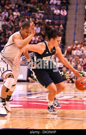 Mar. 9, 2011 - Hartford, Connecticut, États-Unis d'Amérique - Notre Dame Fighting Irish de l'avant Becca Bruszewski (32) entraîne la balle passé Connecticut Huskies avant Maya Moore (23) au cours de la deuxième moitié du jeu. Washington à l'encontre de Notre Dame 73 - 64. (Crédit Image : © Mark Fort/global/ZUMAPRESS.com) Southcreek Banque D'Images