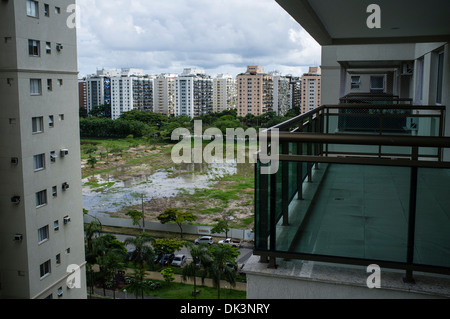 Épidémie de dengue, friche gorgé Barra da Tijuca, quartier de classe supérieure dans la zone ouest de Rio de Janeiro, Brésil. Banque D'Images