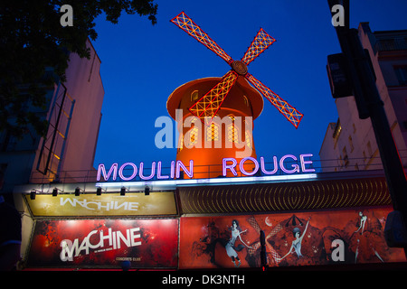 Moulin Rouge, Paris - Le Moulin Rouge au crépuscule, illuminé en néon. Banque D'Images