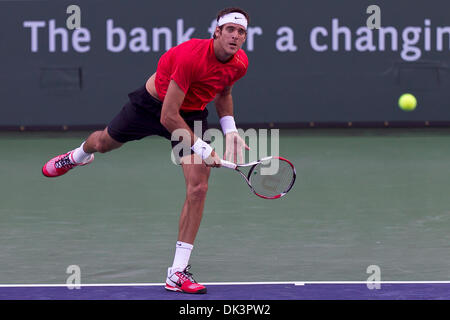 10 mars 2011 - Indian Wells, Californie, États-Unis - 10 mars 2011 : Juan Martin Del Potro (ARG) sert la balle pendant le premier tour des hommes du BNP Paribas Open 2011 s'est tenue à l'Indian Wells Tennis Garden à Indian Wells, en Californie. Del Potro a gagné avec un score de 6-4, 6-0. (Crédit Image : © Gerry Maceda/ZUMAPRESS.com) Southcreek/mondial Banque D'Images