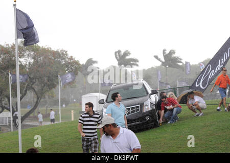 10 mars 2011 - Miami, Floride, États-Unis d'Amérique - Fans prendre couvrir que les tempêtes ont causé d'importants dégâts à la WGC Cadillac Championship at Doral Resort et Spa à Miami, (Image Crédit : © Brad Barr/ZUMAPRESS.com) Southcreek/mondial Banque D'Images