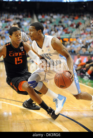 Mar 11, 2011 - Greensboro, Caroline du Nord), USA - RION BROWN (15 ) de la protection contre les ouragans à Miami DEXTER STRICKLAND (1) de la North Carolina Tarheels comme il conduit au panier comme les championnats de la concurrence contre le North Carolina Tarheels dans le cadre de la Conférence atlantique de côte de tournoi de basket-ball qui se déroule à la Greensboro Coliseum. Copyright 2011 Banque D'Images