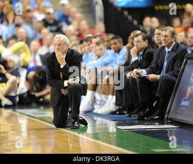 Mar 11, 2011 - Greensboro, Caroline du Nord), USA - Entraîneur en chef ROY WILLIAMS, de la North Carolina Tarheels comme les championnats de la concurrence contre le North Carolina Tarheels dans le cadre de la Conférence atlantique de côte de tournoi de basket-ball qui se déroule à la Greensboro Coliseum. Copyright 2011 Jason Moore. (Crédit Image : © Jason Moore/ZUMAPRESS.com) Banque D'Images