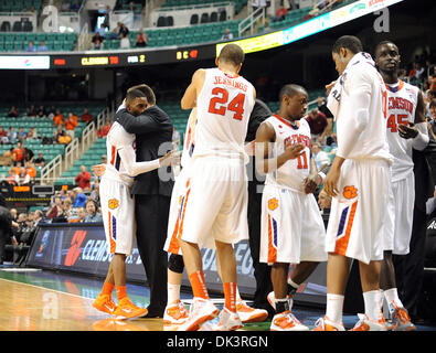 Mar 11, 2011 - Greensboro, Caroline du Nord), USA - Demontez Stitt (2) Clemson Tigers Eagles est félicité par l'entraîneur-chef Brad BROWNWELL Clemson après avoir remporté le match de basket-ball comme le Clemson Tigers concurrencer le Boston College Eagles dans le cadre de la Conférence atlantique de côte de tournoi de basket-ball qui se déroule à la Greensboro Coliseum. Copyright 2011 Jason Banque D'Images