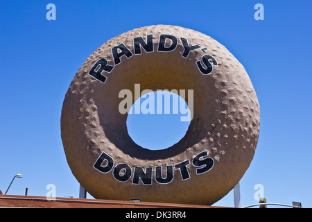Célèbre Randy's Donuts - Célèbre Randy's Donuts à côté de la 405 à Los Angeles Banque D'Images