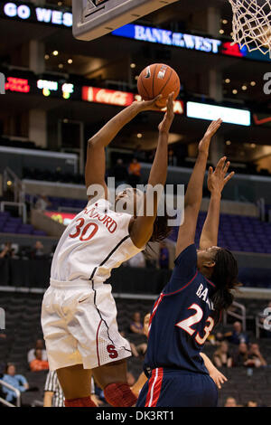 Mar. 11, 2011 - Los Angeles, Californie, États-Unis - Nnemkadi Ogwumike Stanford en avant # 30 (L) obtient un coup de pied vers l'avant depuis l'Arizona Erica Barnes # 23 (R) au cours de la vie du Pacifique NCAA tournoi Pac-10 womens match de basket-ball entre les Stanford Cardinal et les Arizona Wildcats au Staples Center. (Crédit Image : © Brandon Parry/global/ZUMAPRESS.com) Southcreek Banque D'Images