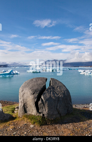 Split Rock et le Jokulsarlon Glacial Lagoon, à la frontière du Parc national du Vatnajökull en Islande Banque D'Images