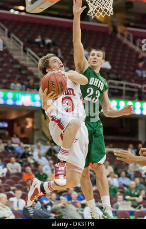 Mar. 11, 2011 - Cleveland, Ohio, États-Unis - Ball State guard Randy Davis (3) va va à l'avant de l'Ohio contre panier Ivo baltique (23) au cours de la seconde moitié. La Ball State Cardinaux défait l'Ohio Bobcats 76-73 en prolongation à Quicken Loans Arena. (Crédit Image : © Frank Jansky/global/ZUMAPRESS.com) Southcreek Banque D'Images