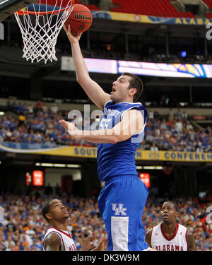 Mar. 12, 2011 - Atlanta, GA, USA - Kentucky Wildcats avant Josh Harrellson (55) suis allé à deux de ses 14 points dans le Kentucky a battu Alabama 72-58 le Samedi, Mars 12, 2011, à Atlanta, GA. Photo par Mark Cornelison | Personnel. (Crédit Image : © Lexington Herald-Leader/ZUMAPRESS.com) Banque D'Images