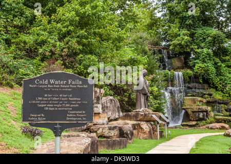 Panneau d'informations à l'eau froide tombe, le plus grand cascade en pierre naturelle, au printemps dans le parc, en Alabama à Tuscumbia Banque D'Images