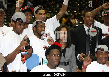 12 mars 2011 - Garland, Texas, United States of America - Alabama State Hornets gagner le match de championnat du club entre l'Alabama State Hornets et la Grambling State Tigers au centre d'événements spéciaux à Garland, au Texas. Alabama State Hornets vaincre l'État Grambling Tigers 65 à 48 (Crédit Image : © Dan Wozniak/ZUMAPRESS.com) Southcreek/mondial Banque D'Images