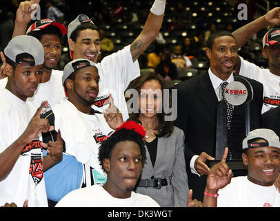 12 mars 2011 - Garland, Texas, United States of America - l'Alabama State Hornets leur équipe après avoir remporté le trophée du Championnat du club match entre l'Alabama State Hornets et la Grambling State Tigers au centre d'événements spéciaux à Garland, au Texas. Alabama State bat Grambling State 65 à 48. (Crédit Image : © Dan Wozniak/ZUMAPRESS.com) Southcreek/mondial Banque D'Images