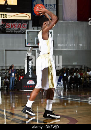 12 mars 2011 - Garland, Texas, United States of America - Alabama State Hornets avant Shareif Adamu (3) en action au cours de la CSAO Championnat match entre l'Alabama State Hornets et la Grambling State Tigers au centre d'événements spéciaux à Garland, au Texas. Alabama State bat Grambling State 65 à 48. (Crédit Image : © Dan Wozniak/ZUMAPRESS.com) Southcreek/mondial Banque D'Images