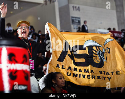 12 mars 2011 - Garland, Texas, United States of America - Alabama State Hornets fans en action au cours de la CSAO Championnat match entre l'Alabama State Hornets et la Grambling State Tigers au centre d'événements spéciaux à Garland, au Texas. Alabama State bat Grambling State 65 à 48. (Crédit Image : © Dan Wozniak/ZUMAPRESS.com) Southcreek/mondial Banque D'Images