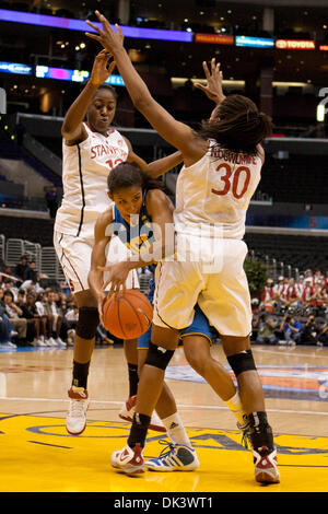 Mar. 12, 2011 - Los Angeles, Californie, États-Unis - UCLA guard Doreena Campbell # 21 (mi) répartit la défense de l'avant Stanford Chiney Ogwumike # 13 (L) et Stanford en avant Nnemkadi Ogwumike # 30 (R) au cours de la vie du Pacifique NCAA tournoi Pac-10 championnat de basket femmes match entre le Stanford Cardinal et l'UCLA Bruins au Staples Center. Le Cardinal a ensuite battu le Br Banque D'Images