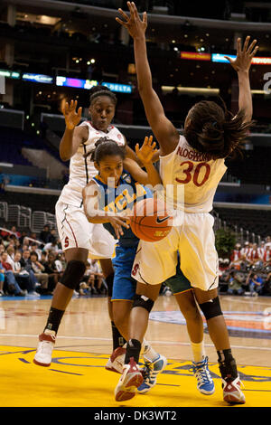 Mar. 12, 2011 - Los Angeles, Californie, États-Unis - UCLA guard Doreena Campbell # 21 (mi) répartit la défense de l'avant Stanford Chiney Ogwumike # 13 (L) et Stanford en avant Nnemkadi Ogwumike # 30 (R) au cours de la vie du Pacifique NCAA tournoi Pac-10 championnat de basket femmes match entre le Stanford Cardinal et l'UCLA Bruins au Staples Center. Le Cardinal a ensuite battu le Br Banque D'Images
