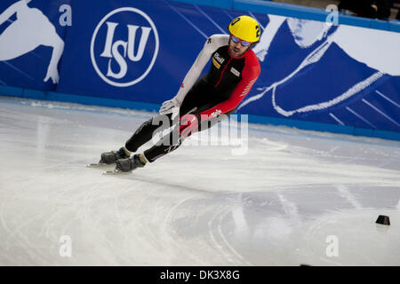 12 mars 2011 - Sheffield, Grande-Bretagne - Charles Hamelin n.210 en provenance du Canada a terminé en première position durant 500m hommes demi-finales au patinage de vitesse sur courte piste Isu Championnats du monde. Charles Hamelin a ensuite été disqualifié et ne s'est pas qualifié pour la finale (crédit Image : © Marcello Farina/ZUMAPRESS.com) Southcreek/mondial Banque D'Images