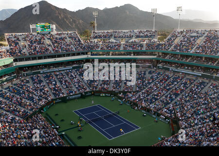 13 mars 2011 - Indian Wells, Californie, États-Unis - ROGER FEDERER (SUI) (chemise jaune) et Igor Andreev (RUS) (chemise blanche) en action à stade 1 au cours de la Men's deuxième tour de la BNP Paribas Open 2011 tenue à l'Indian Wells Tennis Garden. Federer a gagné avec un score de 7-5, 7-6(4). (Crédit Image : © Gerry Maceda/ZUMAPRESS.com) Southcreek/mondial Banque D'Images