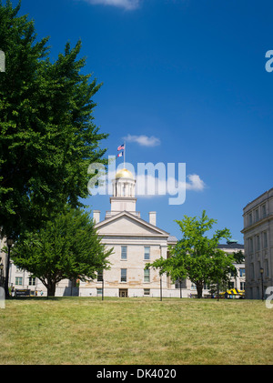 Les 'anciens' Capitol building, l'ancien capitole de l'Iowa territoriale, brille au soleil sur une journée du mois d'août. University of Iowa, Iowa City Banque D'Images