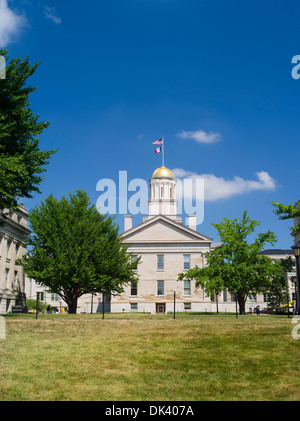 Les 'anciens' Capitol building, l'ancien capitole de l'Iowa territoriale, brille au soleil sur une journée du mois d'août. University of Iowa, Iowa City Banque D'Images