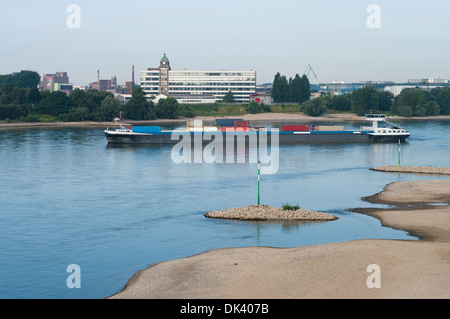 Dutch-conteneurs sur le Rhin à Düsseldorf, Allemagne Banque D'Images