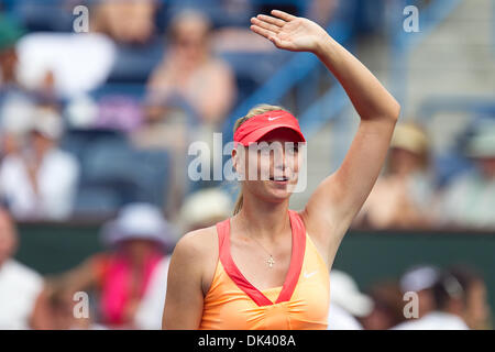 Mar. 14, 2011 - Indian Wells, Californie, États-Unis - Maria Sharapova (RUS) renonce à la foule après son match à l'édition 2011 du BNP Paribas Open tenu à l'Indian Wells Tennis Garden à Indian Wells, en Californie. Sharapova a gagné avec un score de 6-2, 6-2. (Crédit Image : © Gerry Maceda/ZUMAPRESS.com) Southcreek/mondial Banque D'Images