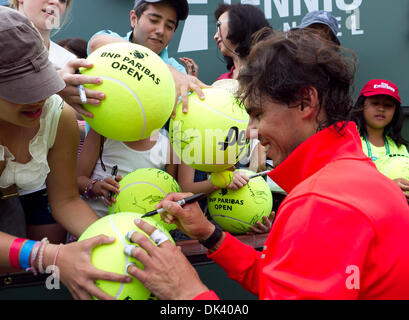 Mar. 14, 2011 - Indian Wells, Californie, États-Unis - Rafael Nadal (ESP), signe des autographes après son match à la BNP Paribas Open 2011 tenue à l'Indian Wells Tennis Garden à Indian Wells, en Californie. Nadal a gagné avec un score de 6-3, 6-1 (Image Crédit : © Gerry Maceda/ZUMAPRESS.com) Southcreek/mondial Banque D'Images