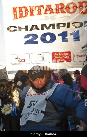 Mar. 15, 2011 - Nome, Alaska, États-Unis - résident Kotzebue John Baker arrive à Nome pour remporter sa première course Iditarod. (Crédit Image : © Ron Levy/ZUMAPRESS.com) Banque D'Images