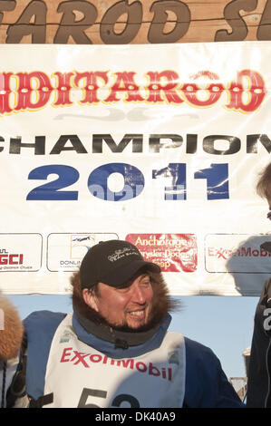 Mar. 15, 2011 - Nome, Alaska, États-Unis - résident Kotzebue John Baker arrive à Nome pour remporter sa première course Iditarod. (Crédit Image : © Ron Levy/ZUMAPRESS.com) Banque D'Images