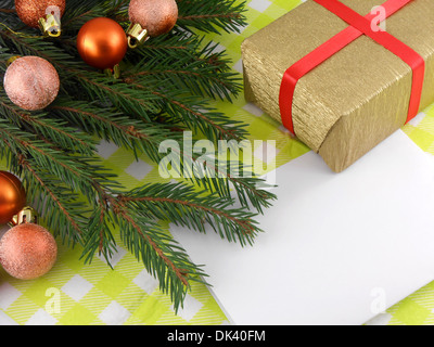 Sapin de Noël avec des cadeaux d'or et boîte de papier vide Banque D'Images