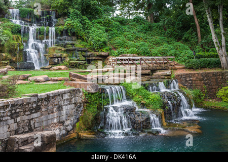 Chutes d'eau froide, le plus grand cascade en pierre naturelle, au printemps dans le parc, en Alabama à Tuscumbia Banque D'Images