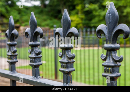 Motif Fleur-de-lis sur le dessus de la clôture en fer forgé à Spring Park à Tuscumbia, Alabama Banque D'Images