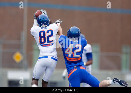 16 mars 2011 - Boise, Idaho, États-Unis - Boise State Broncos wide receiver Geraldo Hiwat va jusqu'à la balle au poste de secondeur Matt Wilson (42) au cours de l'assemblée annuelle de l'état de Boise printemps bleu et orange jeu dans Bronco Stadium. (Crédit Image : © Stanley Brewster/global/ZUMAPRESS.com) Southcreek Banque D'Images